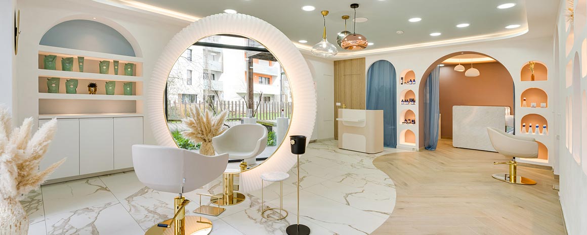 Le matériel pour salon de coiffure design avec mobilier moderne